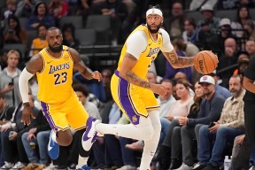 3377体育投注平台-国际比赛日圣安东尼奥马刺单刀错失——NBA季后赛节点到来，赛场秩序良好，赛程密集仍需轮换