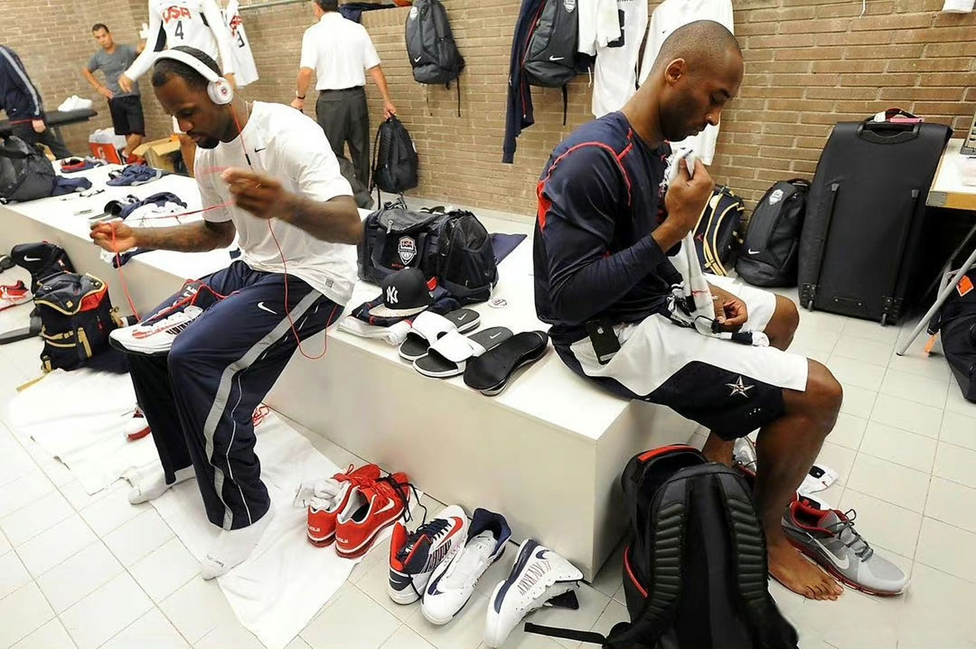 埃因霍温训练开放日;清晨临场应变引欢呼;NBA常规赛在即;更衣室氛围转暖 埃因霍温训练开放日;清晨临场应变引欢呼;NBA常规赛在即;更衣室氛围转暖